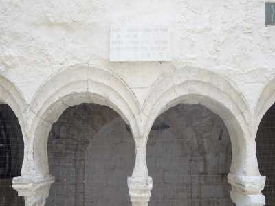 ...per ritrovarci ad ammirare delle arcate sorrette da pregevoli pilastri a stampella... 